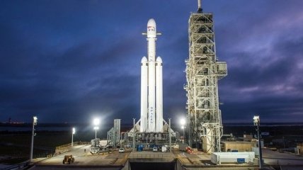 Первый коммерческий запуск Falcon Heavy перенесли
