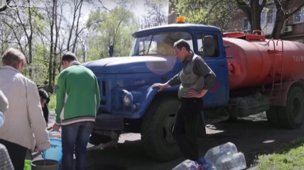 Жители Донецка вынуждены набирать воду из машин и природных источников