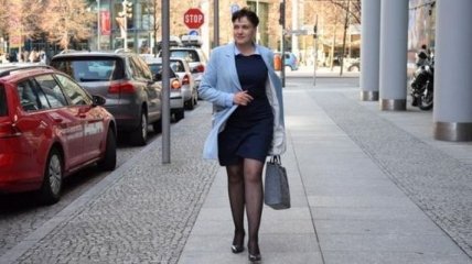Новый образ: Савченко в платье и на каблуках посетила Берлин