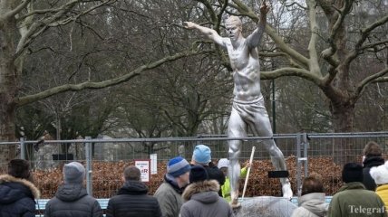 Вандалы опять изувечили многострадальную статую Ибрагимовича (Фото)