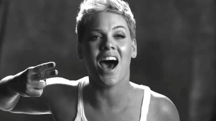 Певица Pink посвятила клип гомосексуальным парам (Видео)