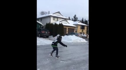 В Канаде жители наслаждаются катанием на коньках по обледенелой дороге (Видео)