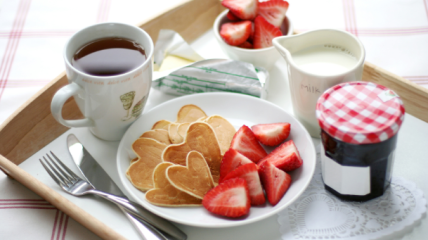 Как превратить обычный завтрак в романтический: 7 оригинальных идей с фото