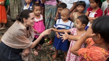 Не прошло и полгода: Джоли снова хочет усыновить ребенка