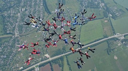 Под Харьковом парашютистки установили мировой рекорд (Видео)
