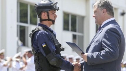 Порошенко наградил 14 военнослужащих ВМС Украины
