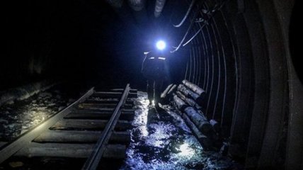 Под завалом: В Польше в результате подземного толчка погиб шахтер