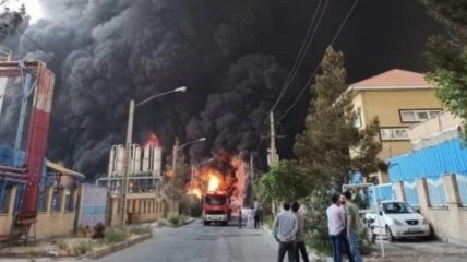 Черным дым поднимается столбом: на химзаводе в Иране взрывы и масштабный пожар (видео)