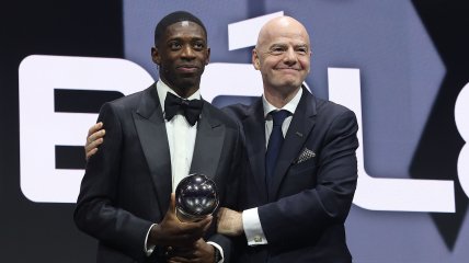 Усман Дембеле и президент ФИФА Джанни Инфантино