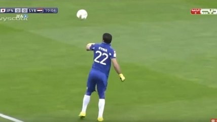 Сирийский вратарь стал звездой интернета благодаря уникальному вводу мяча (Видео)