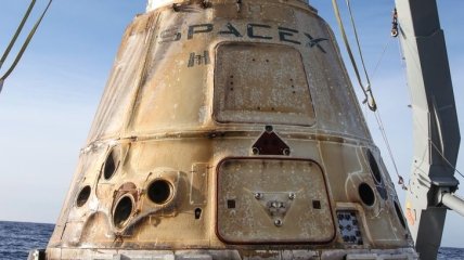 Космический корабль Dragon компании SpaceX успешно сел на водную платформу