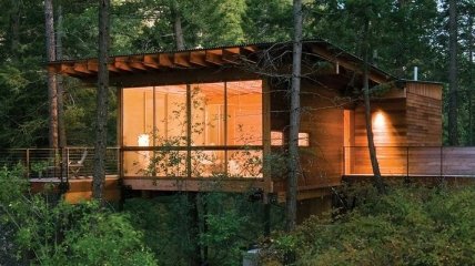 Маленький деревянный домик у озера в США (Фото)