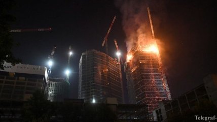 В Варшаве сгорел недостроенный небоскреб: искры летели со 130-метровой высоты