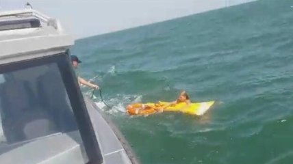 Херсонская полиция спасла девушку которую отнесло волнами далеко в море
