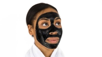 Дешева маска для обличчя перетворила лице дівчини у "вареного омара"