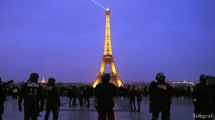 В Париже закрыли Эйфелеву башню 