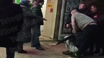 "Нах*ра нам полиция?": киевлянку возмутило "жесткое" задержание воришки в Киеве (видео)