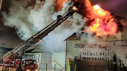 Масштабный пожар в Киеве: горел двухэтажный магазин