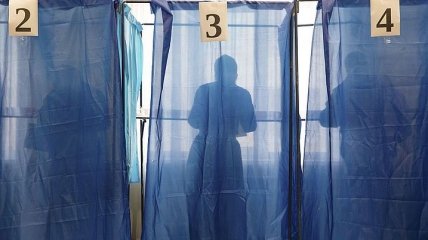 Голосування без паспорта і брак урн: як проходить другий тур місцевих виборів в Україні