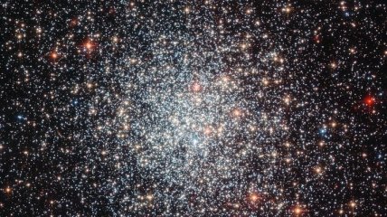 Телескоп Hubble получил новое изображение шара, полного звезд  