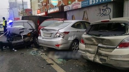 Масштабная авария в Киеве: автомобиль смял пять припаркованных машин 
