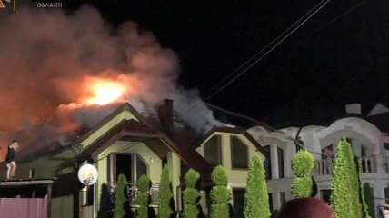На Закарпатье элитный дом загорелся из-за удара молнии - фото пожара
