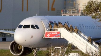 У угонщиков ливийского самолета вместо оружия были муляжи (Видео)