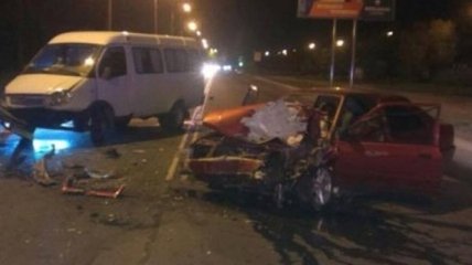 В Харькове ДТП: Водитель автомобиля "Ford" врезался в микроавтобус