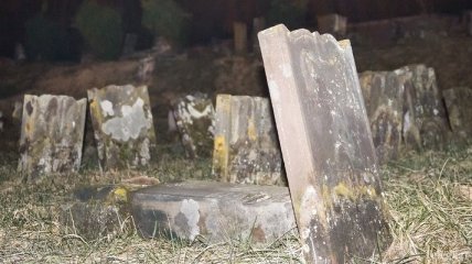 Во Франции вандалы осквернили сотни еврейских могил