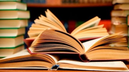 Впервые в Украине учебники для школы отобрали через Интернет