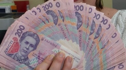 НБУ  укрепил официальный курс гривни к доллару почти на 1 грн