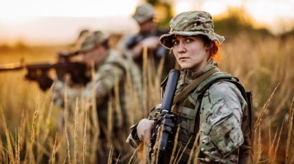 На фронте немало женщин, проходящих службу на разных должностях