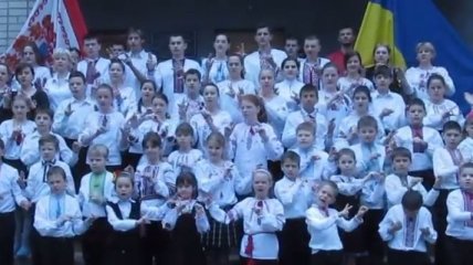 В Черкассах дети с дефектами слуха на языке жестов спели Гимн Украины (Видео)