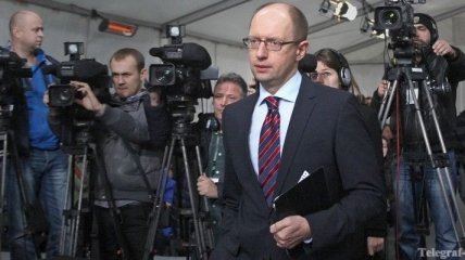 Арсений Яценюк, Юрий и Ирина Луценко зашли в ЦКБ на встречу с Юлией Тимошенко.