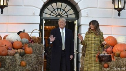 Хэллоуин в Белом доме: Мелания Трамп блистала в стильном клетчатом пальто (Фото)