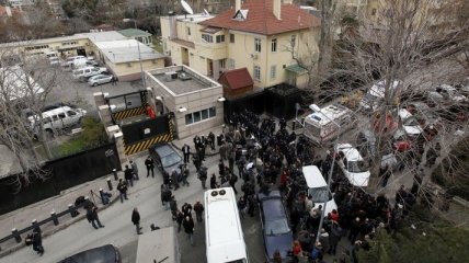 В Турции прогремел взрыв перед посольством США, есть погибшие