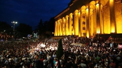 Тысячи людей вышли на протесты в Грузии из-за российского депутата