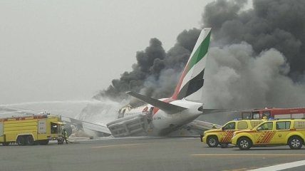 В Дубае после аварийной посадки загорелся самолет, аэропорт отложил все вылеты