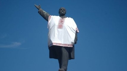 Памятник Ленину в Запорожье одели в вышиванку
