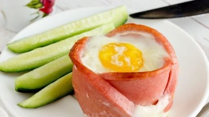Рецепт дня: яичница с колбасой и сыром, в духовке