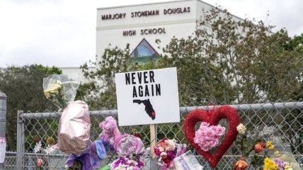 Стрельба в школе во Флориде: полицейский стоял у здания и не вмешивался