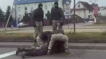 В Минске группа людей в балаклавах и камуфляже избила человека: на видео увидели странное