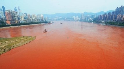Река Китая внезапно изменила цвет - стала кроваво-красной