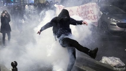 В Париже против участников массового протеста применили слезоточивый газ