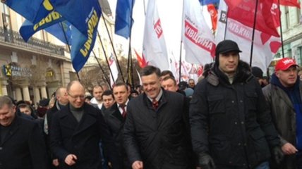 Оппозиционные лидеры возглавили марш протеста в Ивано-Франковске