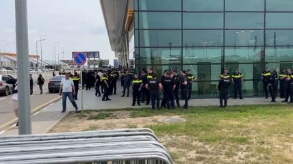 В аеропорту імені Шота Руставелі зібралися протестувальники та поліція