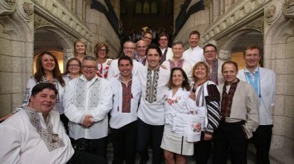Канадское правительство оделось в вышиванки
