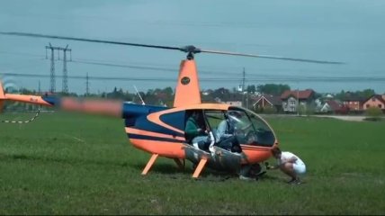 Российский блогер забавы ради примотал мужчину скотчем к днищу вертолета и поднял его в воздух (видео)