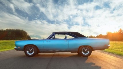 Элегантный бирюзовый автомобиль Plymouth Road Runner (Фото)