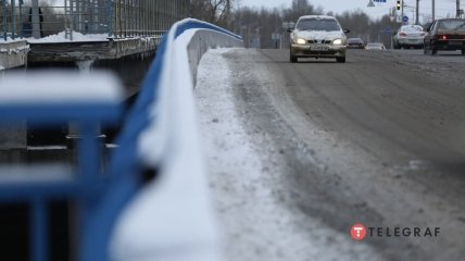 Машина їде по засніженій дорозі